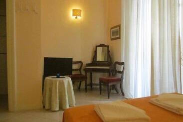 هتل Marta Guest House
