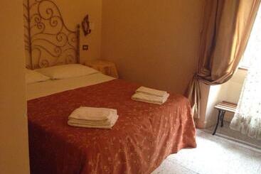 هتل Marta Guest House