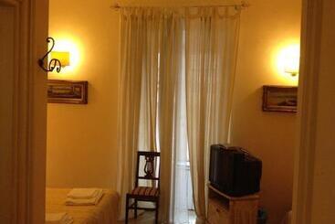 هتل Marta Guest House
