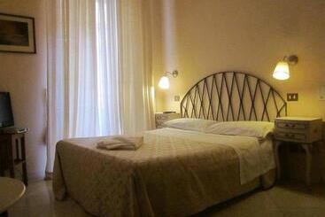 هتل Marta Guest House