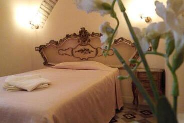 هتل Marta Guest House