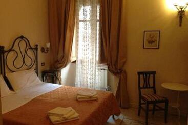 هتل Marta Guest House