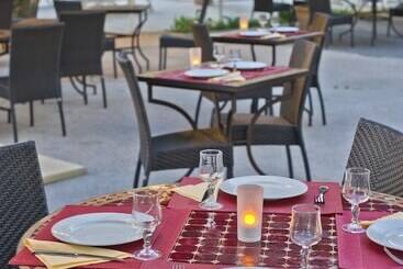هتل Hôtel Miléade Méditerranée   Port Fréjus