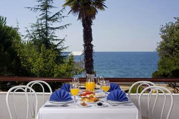 هتل Naturist Resort Solaris