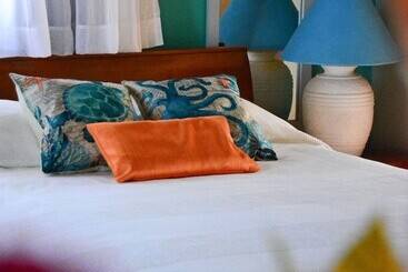 هتل Barefoot Beach Pad