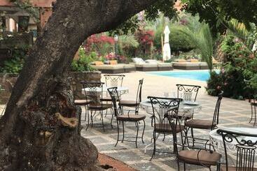 هتل Domaine De La Roseraie Resort