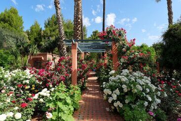 هتل Domaine De La Roseraie Resort