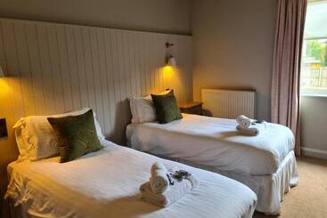هتل Priory Inn