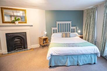 هتل Tower House Guest House