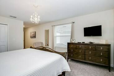 5 Bed 4 Ba Villa With Game Room, Pool & Spa