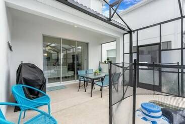 5 Bed 4 Ba Villa With Game Room, Pool & Spa