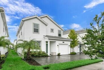 5 Bed 4 Ba Villa With Game Room, Pool & Spa