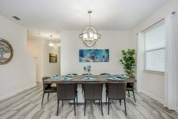 5 Bed 4 Ba Villa With Game Room, Pool & Spa