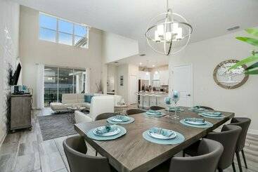 5 Bed 4 Ba Villa With Game Room, Pool & Spa