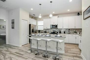 5 Bed 4 Ba Villa With Game Room, Pool & Spa