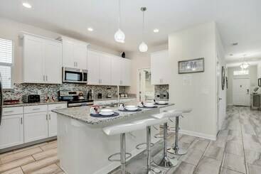 5 Bed 4 Ba Villa With Game Room, Pool & Spa