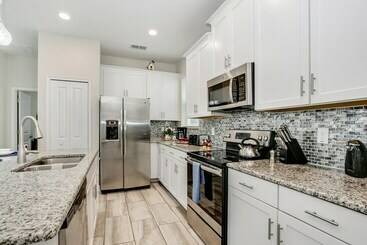 5 Bed 4 Ba Villa With Game Room, Pool & Spa