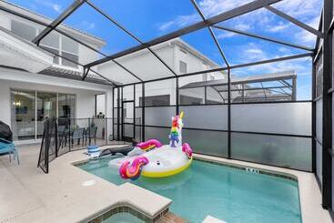5 Bed 4 Ba Villa With Game Room, Pool & Spa