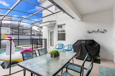 5 Bed 4 Ba Villa With Game Room, Pool & Spa