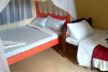 تختخواب و صبحانه Meris Lodge