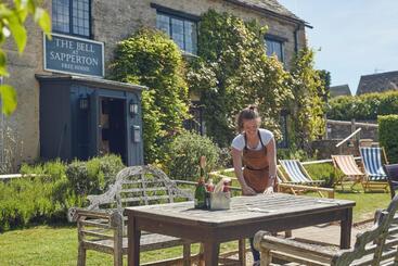 تختخواب و صبحانه The Bell At Sapperton
