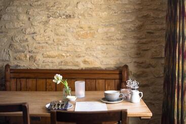 مسافرخانه The Royal Oak Tetbury