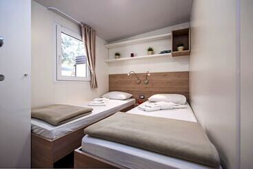בית מלון כפרי Mobile Homes Mediteran Campsite Klenovica