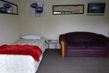 هتل Picton S Waikawa Bay Holiday Park
