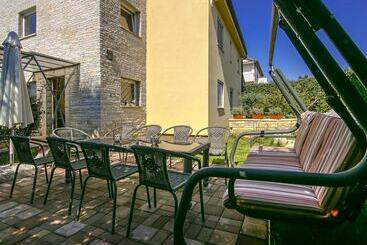 Сельский дом Luxury Villa With Private Pool & Sea View Near City Center Of Poreč