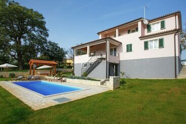 茅舍 Modern And Luxury House, Situated On A Private Plot With Large Garden And Pool