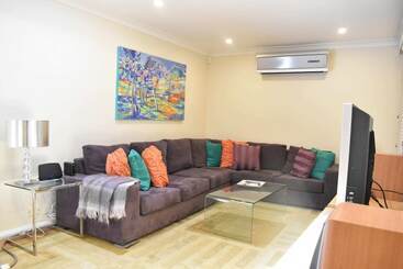 Professionally Cleaned 2bdr Villa, Great Location