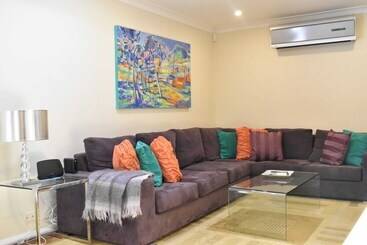 Professionally Cleaned 2bdr Villa, Great Location