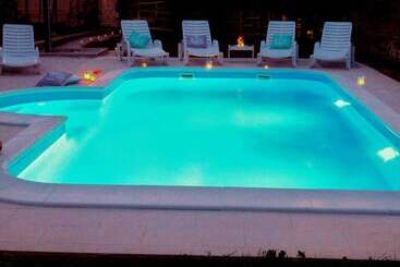 اقامتگاه Sunflower House With A Pool And Large Garden