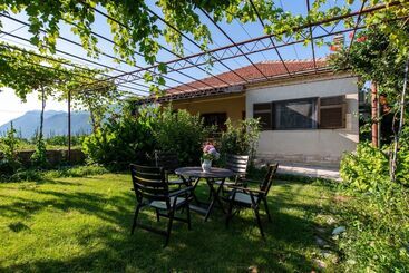 اقامتگاه Sunflower House With A Pool And Large Garden