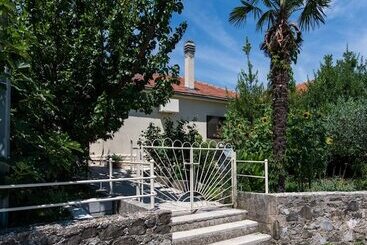 اقامتگاه Sunflower House With A Pool And Large Garden