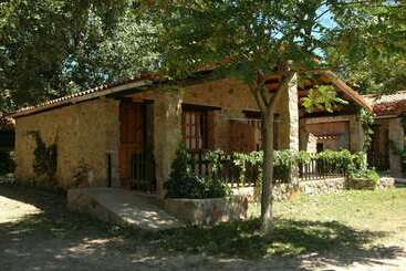 هتل Camping Bungalows Rio Jerte