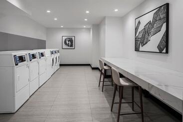 هتل Four Points By Sheraton Flushing