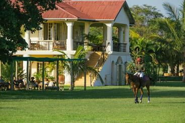 هتل The Safari House