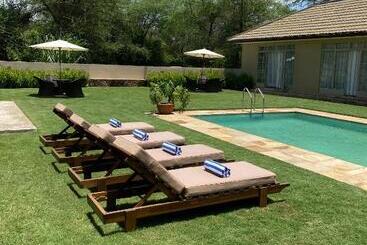 هتل The Safari House