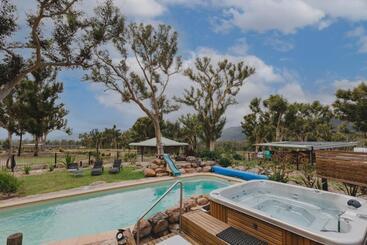 هتل Banksia Park Cottages