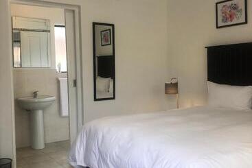 پانسیون Spring Acres Guesthouse