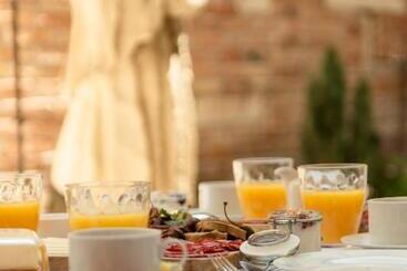 تختخواب و صبحانه Florand Rooms&wine