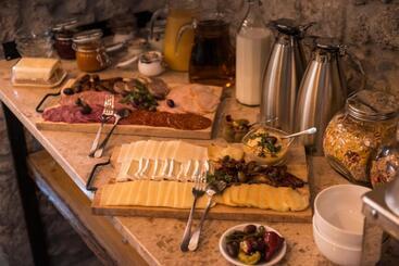 تختخواب و صبحانه Florand Rooms&wine