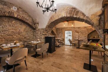 تختخواب و صبحانه Florand Rooms&wine