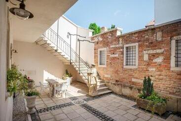 تختخواب و صبحانه Florand Rooms&wine