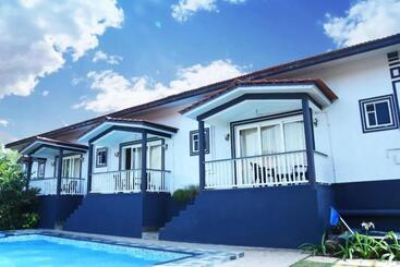هتل Fabescape Vagator Retreat Resort With Swimming Pool   Nr Vagator Beach