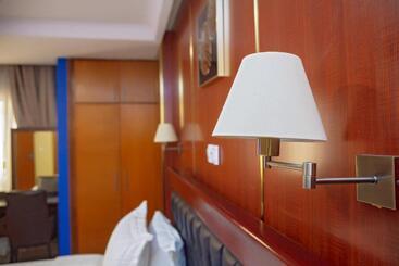 Noubou International Hotel Bonapriso
