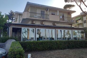 펜션 Room In Bb   Spacious Quadruple Room A Stones Throw From The Sea