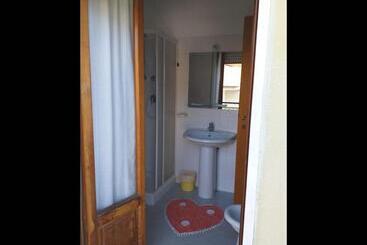 پانسیون Room In Bb   Spacious Triple Room A Stones Throw From The Sea