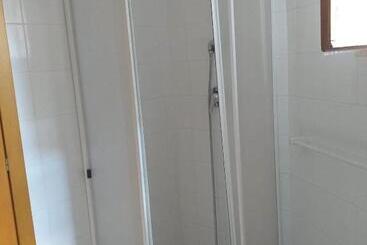 پانسیون Room In Bb   Spacious Triple Room A Stones Throw From The Sea